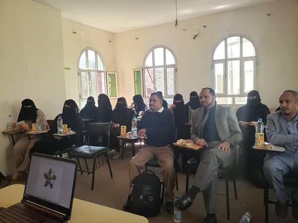 جلسة مناقشة أولية لمشاريع تخرج طالبات قسم الجرافيك والتصميم الإعلاني بجامعة الأندلس